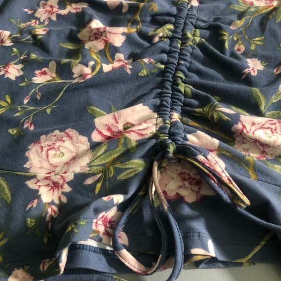 Blue and pink floral sleeveless top with ruching - Picture 2 of 4